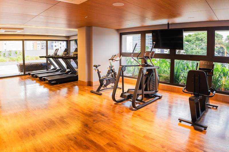 Academia de condomínio com equipamentos de cardio